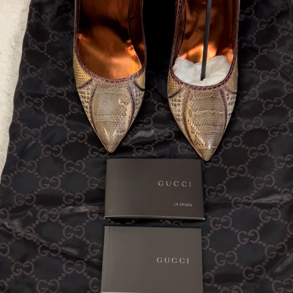 GUCCI Python Printed Pumps 💗 - Picture 7 of 12